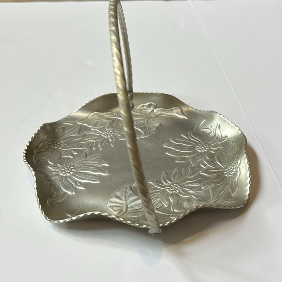 Vintage Hammercraft Canada Hammered Aluminum Floral Basket - Picture 5 of 11